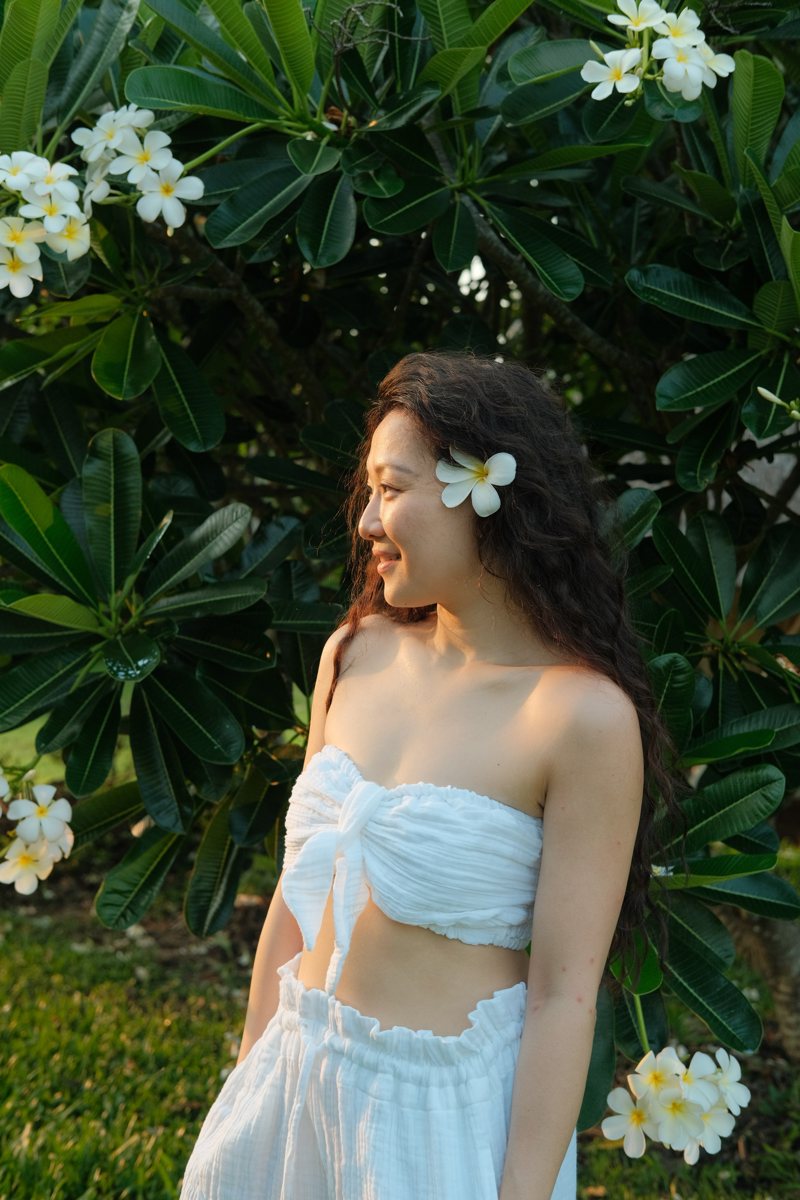 Iris 李亦姝，鸡蛋花，清迈 · Iris Li with a frangipani flower, Chiang Mai